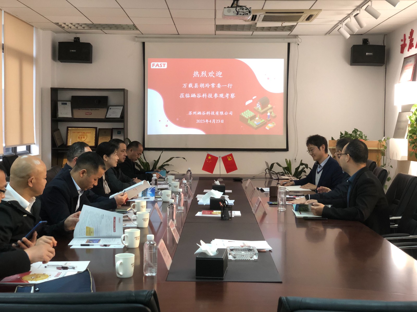 2023.4.240000宜春市萬載縣縣委常委、統(tǒng)戰(zhàn)部部長胡玲帶隊考察硒谷科技(002).jpg